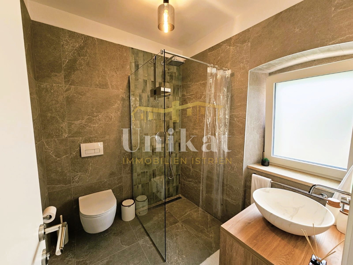 Renovirana kamnita hiša s bazenom in wellness hišico